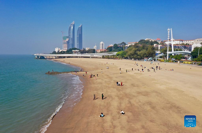 Foto aérea tomada el 12 de diciembre del 2021 muestra a personas disfrutando de su tiempo libre en la playa de Xiamen, provincia de Fujian.