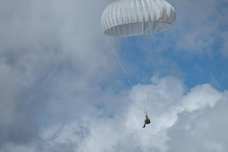 La foto muestra a una paracaidista haciendo el primer salto en paracaídas durante un ejercicio de entrenamiento realizado en la región autónoma del Tíbet, en el suroeste de China. (Foto / Wang Shudong)