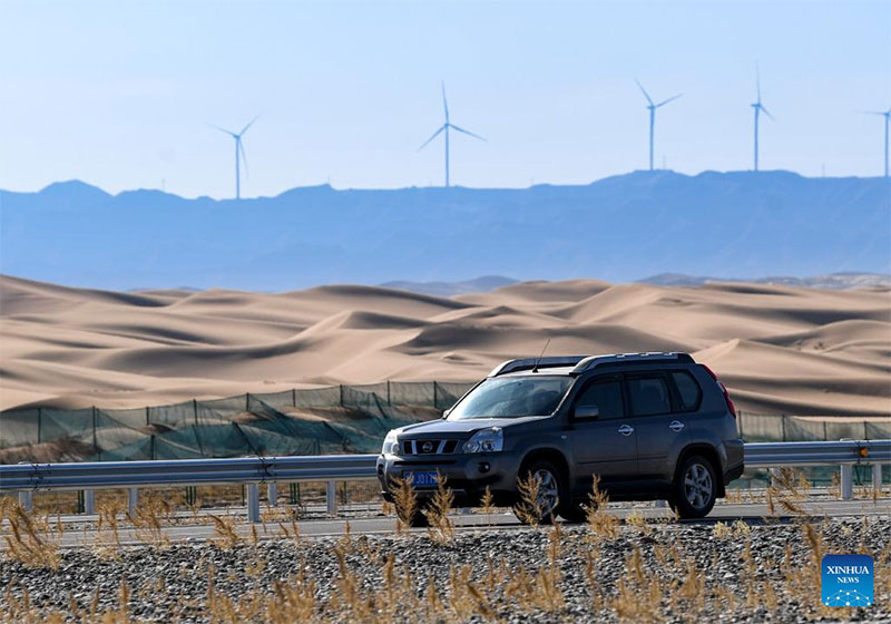 Abre al tráfico la primera autopista en el desierto en Ningxia 