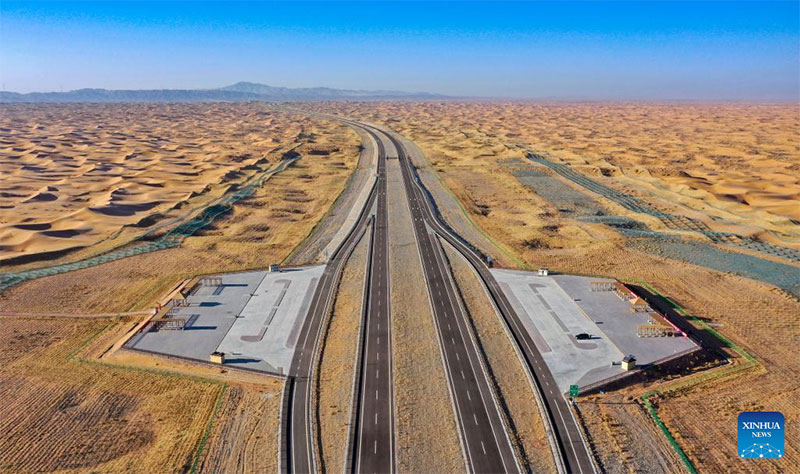 Abre al tráfico la primera autopista en el desierto en Ningxia 