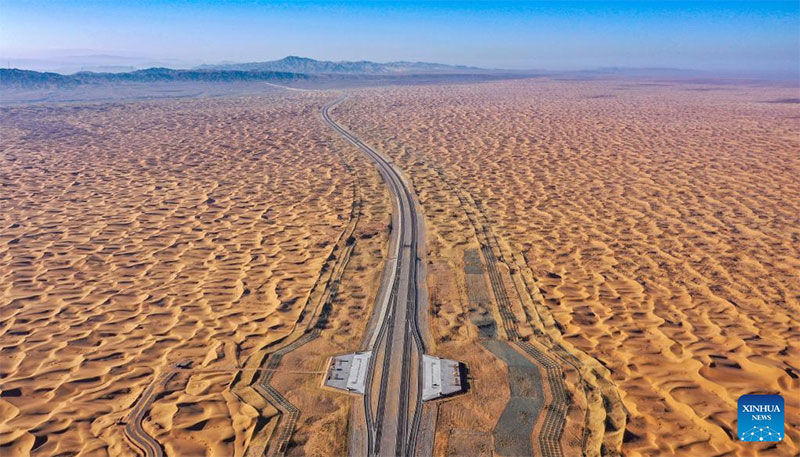 Abre al tráfico la primera autopista en el desierto en Ningxia 