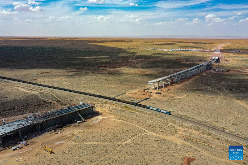 Abre al tráfico la primera autopista en el desierto en Ningxia 