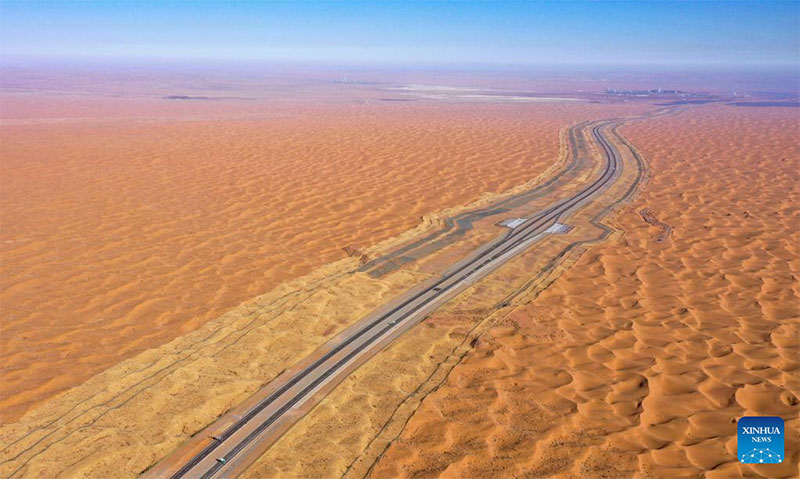 Abre al tráfico la primera autopista en el desierto en Ningxia 