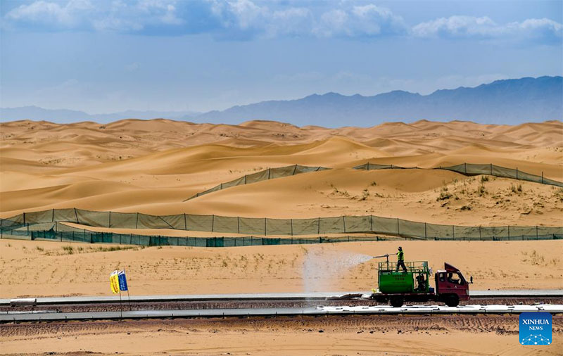 Abre al tráfico la primera autopista en el desierto en Ningxia 