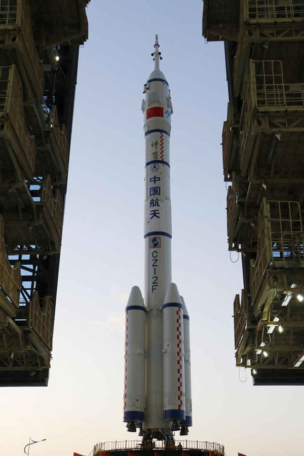 El 7 de octubre de 2021, la nave espacial tripulada Shenzhou 13 y el cohete portador Long March 2 F Yao 13 en el sitio de transferencia del Centro de Lanzamiento de Satélites de Jiuquan. Foto de Liu Huaiyu / Pueblo en Línea