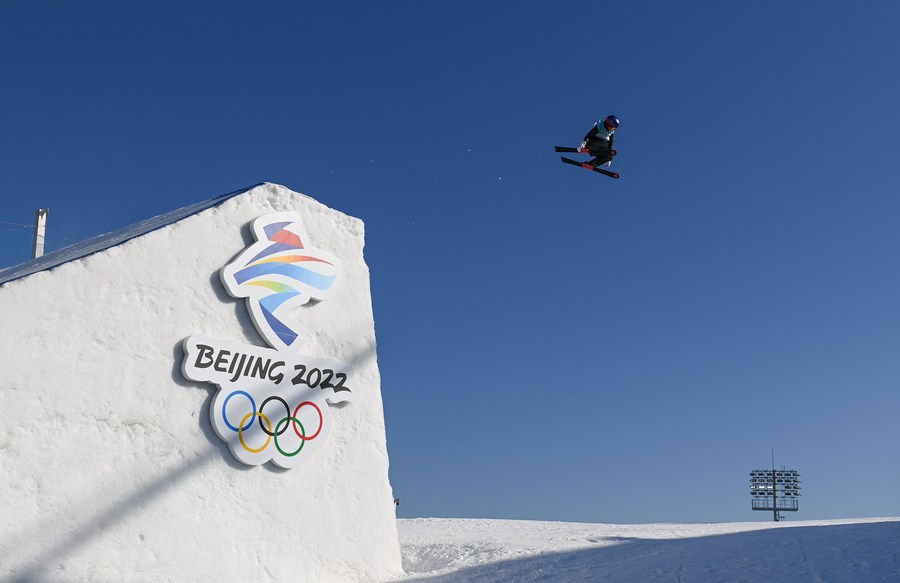 Beijing recibe a atletas olímpicos con cielos azules, dice Associated Press