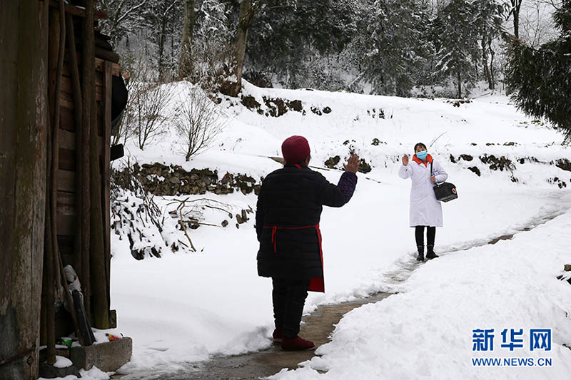 La aldeana He Guixian, a la izquierda, se despide de Shuai Xiaoyun, 10 de febrero del 2022. [Foto: Xinhua]