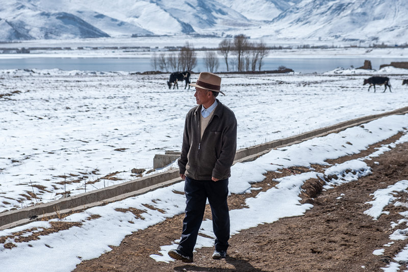 Tenzin, oficial tibetano de patrullaje en el condado Lhundrub, región autónoma del Tíbet, vigila las grullas de cuello negro. [Foto: Jiang Feibo/China Daily]