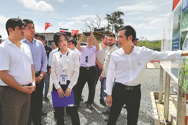 El presidente de Costa Rica, Carlos Alvarado Quesada (a la izquierda), realiza una visita a un proyecto de suministro de agua urbana con ayuda china, 23 de julio del 2019. El proyecto es crucial para el desarrollo local y proporcionar agua suficiente y segura a decenas de miles de residentes. [Foto: China Daily]