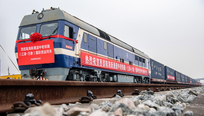 Comienza el viaje del primer tren de carga en la línea de ferrocarril China-Laos