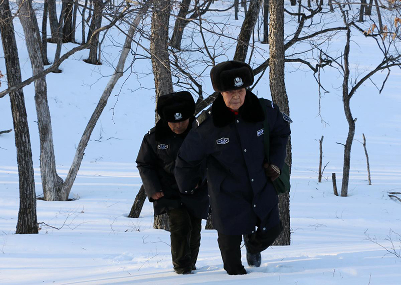 Han Shuxiu y Xue Kui patrullan el área fronteriza alrededor de la aldea Jinchanggou en Dongning, en la frontera entre China y Rusia, provincia de Heilongjiang. [Foto: proporcionada a chinadaily.com.cn]