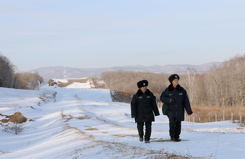 Han Shuxiu y Xue Kui patrullan el área fronteriza alrededor de la aldea Jinchanggou en Dongning, en la frontera entre China y Rusia, provincia de Heilongjiang. [Foto: proporcionada a chinadaily.com.cn]