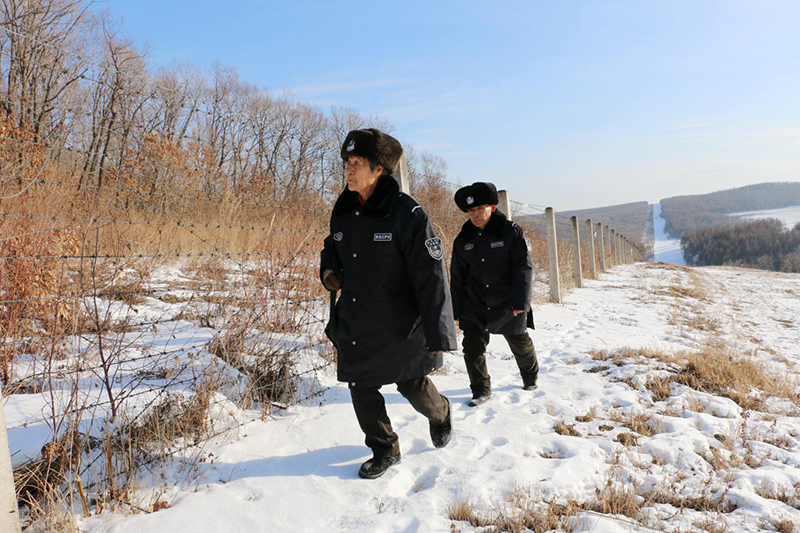 Han Shuxiu y Xue Kui patrullan el área fronteriza alrededor de la aldea Jinchanggou en Dongning, en la frontera entre China y Rusia, provincia de Heilongjiang. [Foto: proporcionada a chinadaily.com.cn]