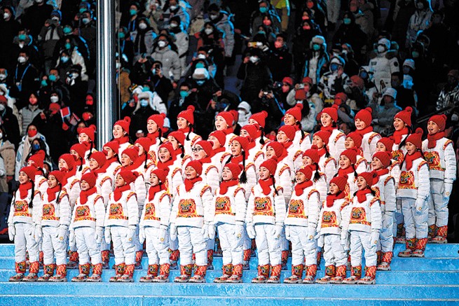 Ni?os de una aldea remota de la provincia de Hebei cantan durante la ceremonia de apertura de los Juegos Olímpicos de Invierno Beijing 2022, 4 de febrero del 2022. (Foto: AP)