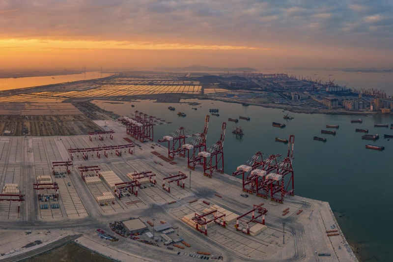 El 7 de diciembre de 2021, imagen de la cuarta fase del área Portuaria de Nansha del Puerto de Guangzhou en construcción. Se trata de la primera terminal totalmente automatizada en el área de la Gran Bahía de Guangdong-Hong Kong-Macao. Qiu Xinsheng / Pueblo en Línea