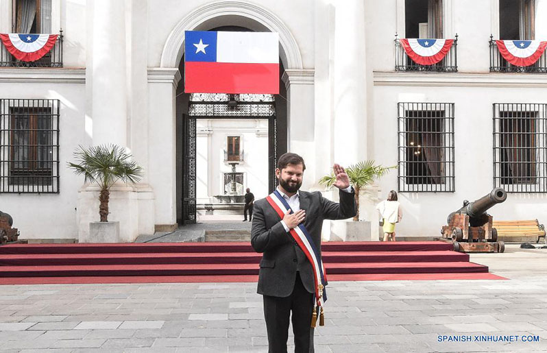 El presidente chileno, Gabriel Boric, posa para los representantes de los medios de comunicación después de la toma de la fotografía oficial con su gabinete de ministros y subsecretarios en el Palacio de La Moneda, en Santiago, capital de Chile, el 12 de marzo de 2022. El político de 36 a?os Gabriel Boric Font asumió este viernes la Presidencia de Chile, con un gabinete de corte feminista, ecológico y lleno de juventud, en medio de la crisis económica y sanitaria que embiste al país sudamericano. (Xinhua/Jorge Villegas)