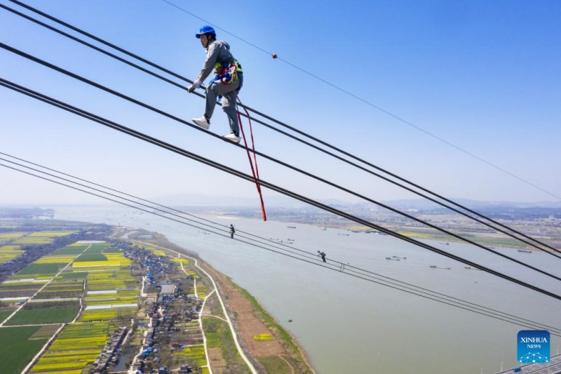 El proyecto de transmisión de energía de ultra alto voltaje (UHV, por sus siglas en inglés) que se extiende desde Lingzhou, en la región autónoma de Ningxia Hui, hasta Shaoxing, en la provincia de Zhejiang, es una parte importante de la enorme red eléctrica del país, a menudo denominada "autopistas eléctricas", construidas para transmitir electricidad desde su oeste rico en recursos al este más desarrollado y sediento de energía. (Foto: Zhao Xianfu/Xinhua)