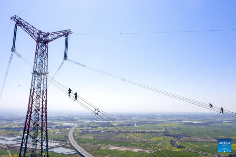 El proyecto de transmisión de energía de ultra alto voltaje (UHV, por sus siglas en inglés) que se extiende desde Lingzhou, en la región autónoma de Ningxia Hui, hasta Shaoxing, en la provincia de Zhejiang, es una parte importante de la enorme red eléctrica del país, a menudo denominada "autopistas eléctricas", construidas para transmitir electricidad desde su oeste rico en recursos al este más desarrollado y sediento de energía. (Foto: Liu Junxi/Xinhua)