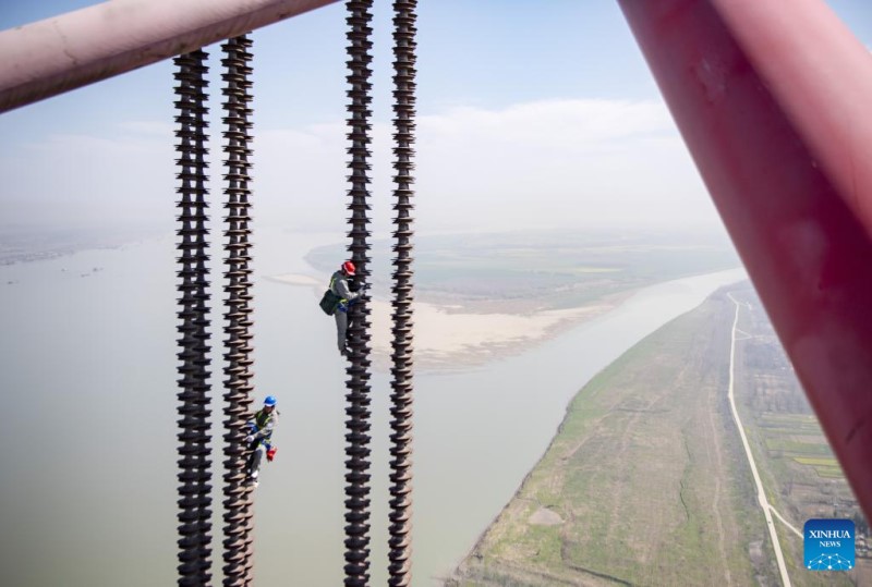 El proyecto de transmisión de energía de ultra alto voltaje (UHV, por sus siglas en inglés) que se extiende desde Lingzhou, en la región autónoma de Ningxia Hui, hasta Shaoxing, en la provincia de Zhejiang, es una parte importante de la enorme red eléctrica del país, a menudo denominada "autopistas eléctricas", construidas para transmitir electricidad desde su oeste rico en recursos al este más desarrollado y sediento de energía. (Foto: Zhao Xianfu/Xinhua)