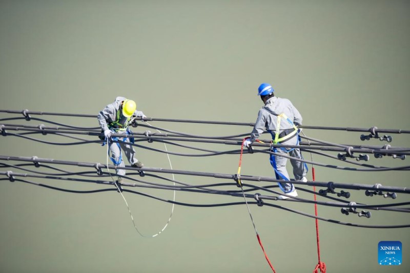 El proyecto de transmisión de energía de ultra alto voltaje (UHV, por sus siglas en inglés) que se extiende desde Lingzhou, en la región autónoma de Ningxia Hui, hasta Shaoxing, en la provincia de Zhejiang, es una parte importante de la enorme red eléctrica del país, a menudo denominada "autopistas eléctricas", construidas para transmitir electricidad desde su oeste rico en recursos al este más desarrollado y sediento de energía. (Foto: Zhao Xianfu/Xinhua)