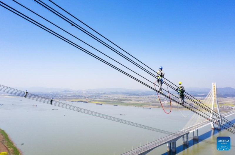 El proyecto de transmisión de energía de ultra alto voltaje (UHV, por sus siglas en inglés) que se extiende desde Lingzhou, en la región autónoma de Ningxia Hui, hasta Shaoxing, en la provincia de Zhejiang, es una parte importante de la enorme red eléctrica del país, a menudo denominada "autopistas eléctricas", construidas para transmitir electricidad desde su oeste rico en recursos al este más desarrollado y sediento de energía. (Foto: Liu Junxi/Xinhua)