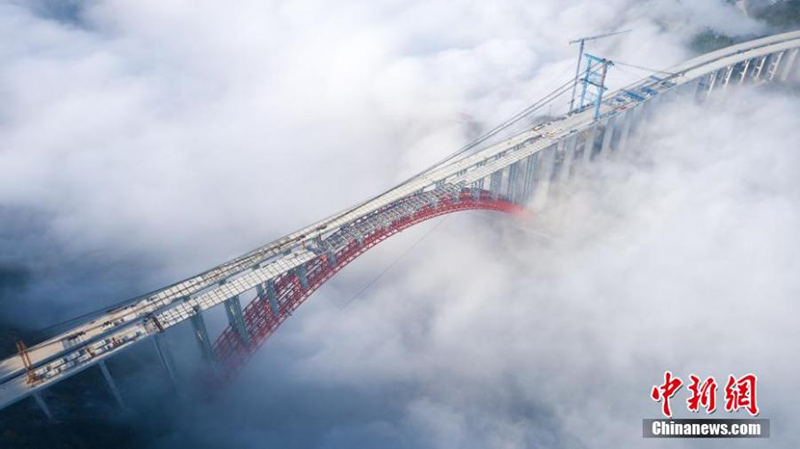 Espectacular vista del gran puente sobre las nubes en Guizhou