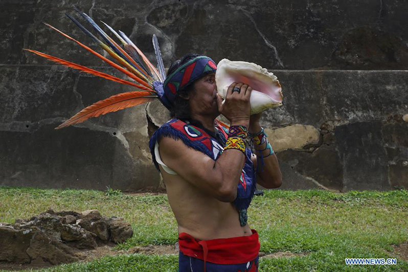 Un indígena salvadore?o sopla un caracol durante la celebración del equinoccio de primavera en el sitio arqueológico Tazumal, en la municipalidad de Chalchuapa, en el departamento de Santa Ana, El Salvador, el 20 de marzo de 2022. (Xinhua/Alexander Pe?a)