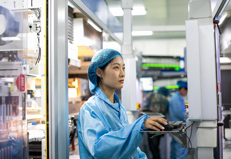 En el taller de producción inteligente 5G+ de Fox New Energy Technology Co., Ltd., en Haian de la provincia de Jiangsu, los trabajadores fabrican módulos solares fotovoltaicos. (Foto:Zhai Huiyong/Pueblo en Línea)