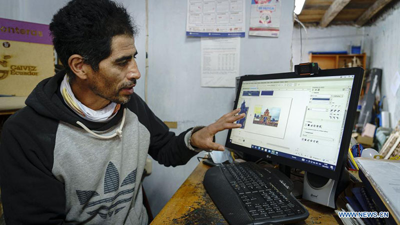 Hernando Gálvez muestra un dise?o de una iglesia para fabricarla a escala en su taller de artesanías, en Quito, capital de Ecuador, el 20 de marzo de 2022. Hernando Gálvez y su hermano Nelson Gálvez emprendieron hace 19 a?os su taller de artesanías Taller Sin Fronteras en el que fabrican con madera tríplex estructuras patrimoniales a escala de Ecuador. (Xinhua/Santiago Armas)