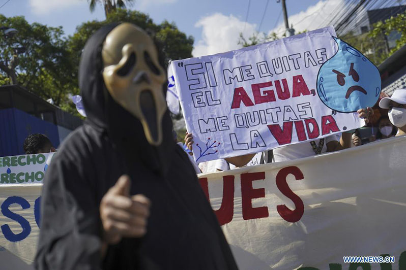 Un hombre disfrazado participa en una manifestación en el marco del Día Mundial del Agua, en el departamento de San Salvador, El Salvador, el 22 de marzo de 2022. El Día Mundial del Agua se conmemora anualmente el 22 de marzo para recordar la relevancia del vital líquido. (Xinhua/Alexander Pe?a)