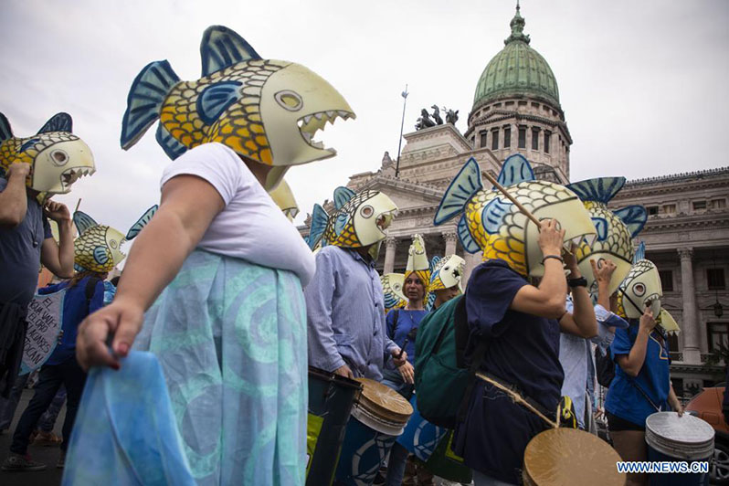 Personas participan en la Marcha Plurinacional por el Agua en el marco del Día Mundial del Agua frente al Congreso Nacional, en la ciudad de Buenos Aires, Argentina, el 22 de marzo de 2022. El Día Mundial del Agua se conmemora anualmente el 22 de marzo para recordar la relevancia del vital líquido. (Xinhua/Martín Zabala)