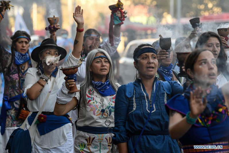 Mujeres participan en una manifestación en el marco del Día Mundial del Agua, en Santiago, capital de Chile, el 22 de marzo de 2022. El Día Mundial del Agua se conmemora anualmente el 22 de marzo para recordar la relevancia del vital líquido. (Xinhua/Jorge Villegas)