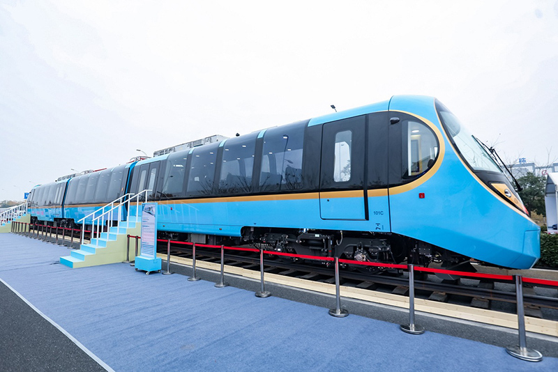 Un modelo del primer tren turístico del mundo con una vista panorámica de la monta?a en Lijiang, provincia de Yunan. [Foto: proporcionada a chinadaily.com.cn]