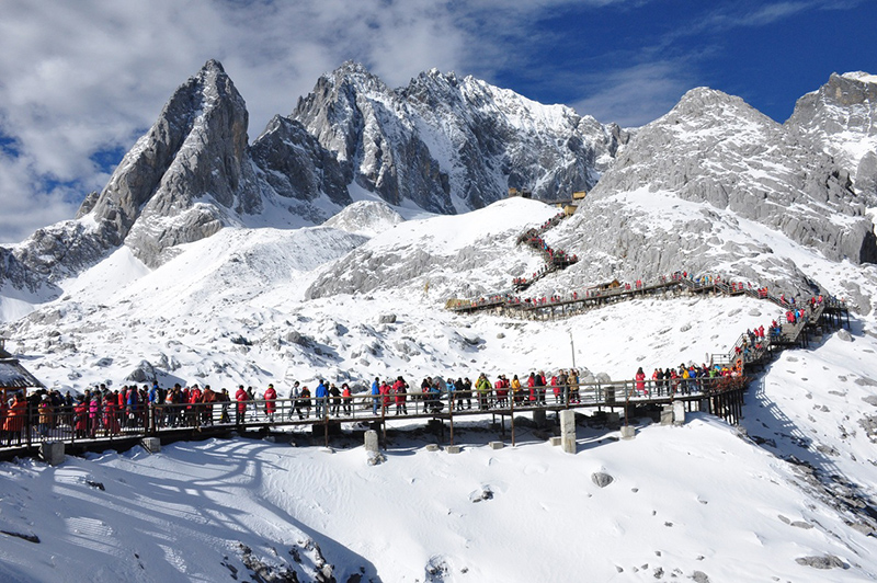 Turistas escalando una monta?a en Lijiang, provincia de Yunan. [Foto: proporcionada a chinadaily.com.cn]