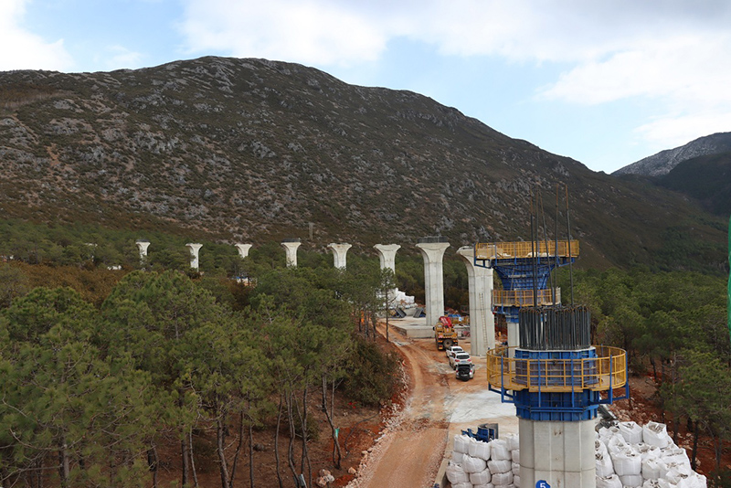 Ya se han construido pilares de soporte para el primer tren turístico del mundo con una vista panorámica de la monta?a en Lijiang, provincia de Yunan. [Foto: proporcionada a chinadaily.com.cn]