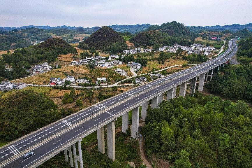 La foto tomada el 1o de septiembre de 2022 muestra una sección de la autopista Guiyang-Qianxi en el municipio Yuduo, Qianxi, provincia de Guizhou. (Foto: Pueblo en Línea/Zhou Xunchao)