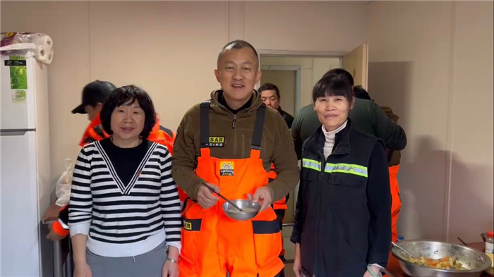 Dos mujeres de Liaoning y Fujian preparan alimentos para el Equipo de Rescate de Ramunion. (Foto: proporcionada por el Equipo de Rescate de Ramunion)