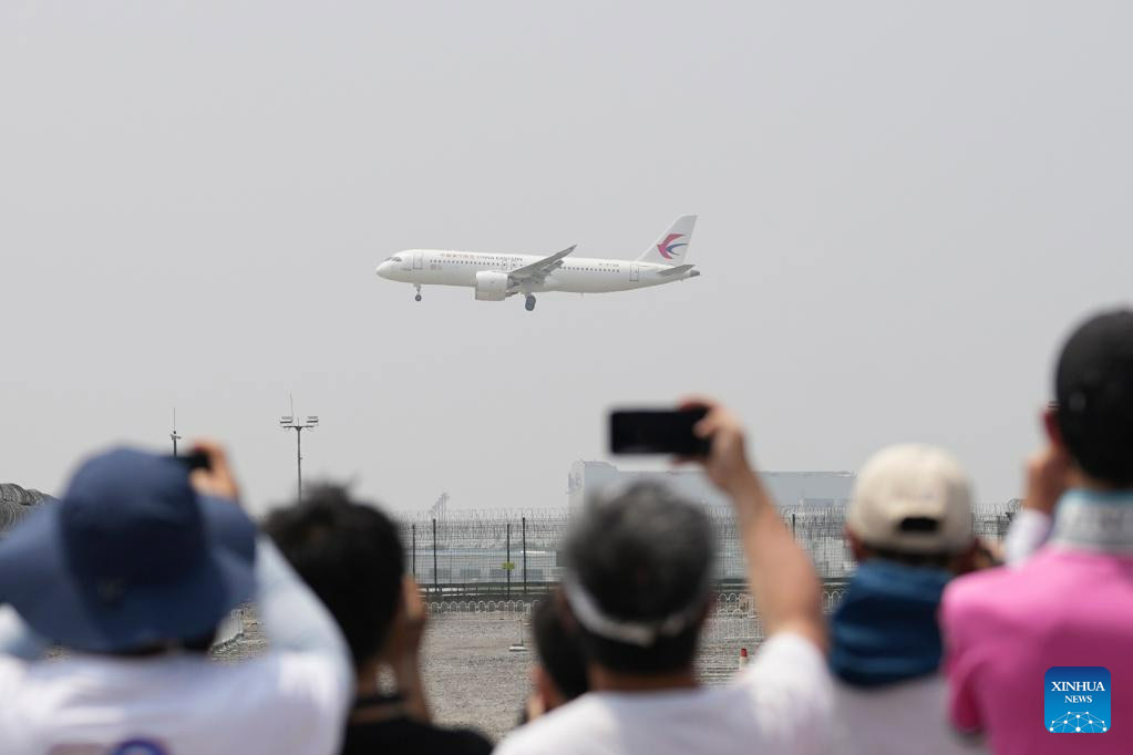 Comienza operación comercial de avión de pasajeros C919 de China