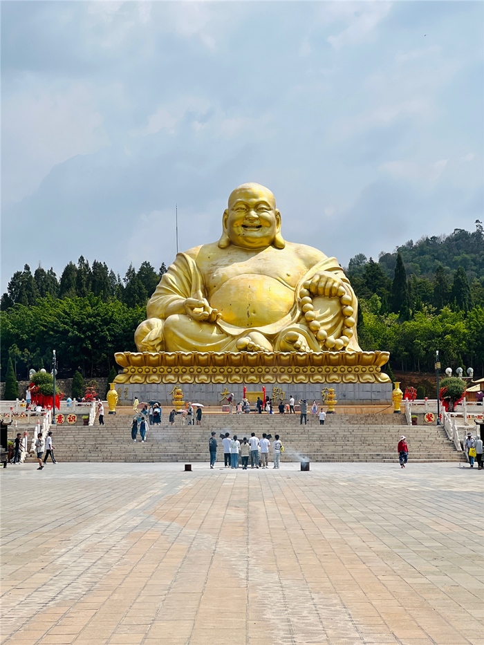 Imagen del Buda Sonriente del Parque de la Monta?a Jinping, por álvaro Lago, Diario del Pueblo digital.