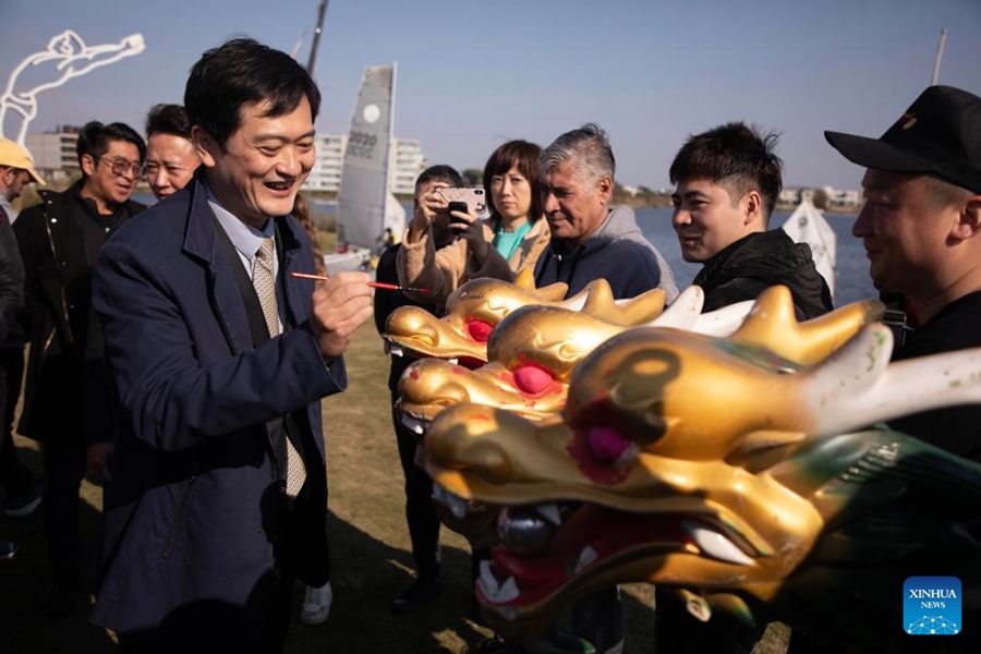 Imagen del 1 de junio de 2024 del ministro consejero de la embajada china en Argentina, Sun Yi (i), realizando el ritual de "clavado de pupilas" durante el Festival de Bote Dragón en el club náutico Puertos, en la ciudad de Belén de Escobar, Argentina. El Festival del Bote Dragón se celebró un a?o más este sábado en el club náutico Puertos, en la localidad de Belén de Escobar, al norte del Gran Buenos Aires. (Xinhua/Martín Zabala)