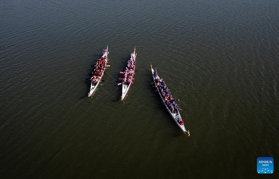 Imagen tomada con un dron el 1 de junio de 2024 de personas participando en el Festival de Bote Dragón en el club náutico Puertos, en la ciudad de Belén de Escobar, Argentina. El Festival del Bote Dragón se celebró un a?o más este sábado en el club náutico Puertos, en la localidad de Belén de Escobar, al norte del Gran Buenos Aires. (Xinhua/Ezequiel Putruele)