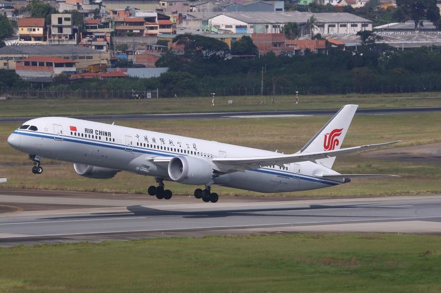 Una aeronave de Air China, despega del Aeropuerto Internacional de Guarulhos, en la ciudad de Sao Paulo, en el sureste de Brasil, el 29 de abril de 2024. Air China reanudó oficialmente, desde el 28 de abril de 2024, su ruta aérea de pasajeros Beijing-Madrid-Sao Paulo tras un paréntesis de más de cuatro a?os. (Xinhua/Rahel Patrasso)