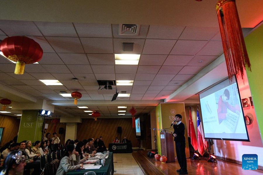 Un alumno de secundaria participa durante la final de la versión número 17 en la categoría escolar del concurso "Puente Chino 2024", en el Instituto Confucio de la Universidad Santo Tomás, en Santiago, capital de Chile, el 7 de junio de 2024. Dos talentosos estudiantes chilenos obtuvieron el viernes el primer puesto en el concurso "Puente Chino 2024", en las categorías escolar y universitaria, para viajar a China en septiembre y representar al país en la fase mundial del certamen realizado cada a?o que promueve el aprendizaje de la cultura y el idioma chino mandarín a nivel internacional. (Xinhua/Jorge Villegas)