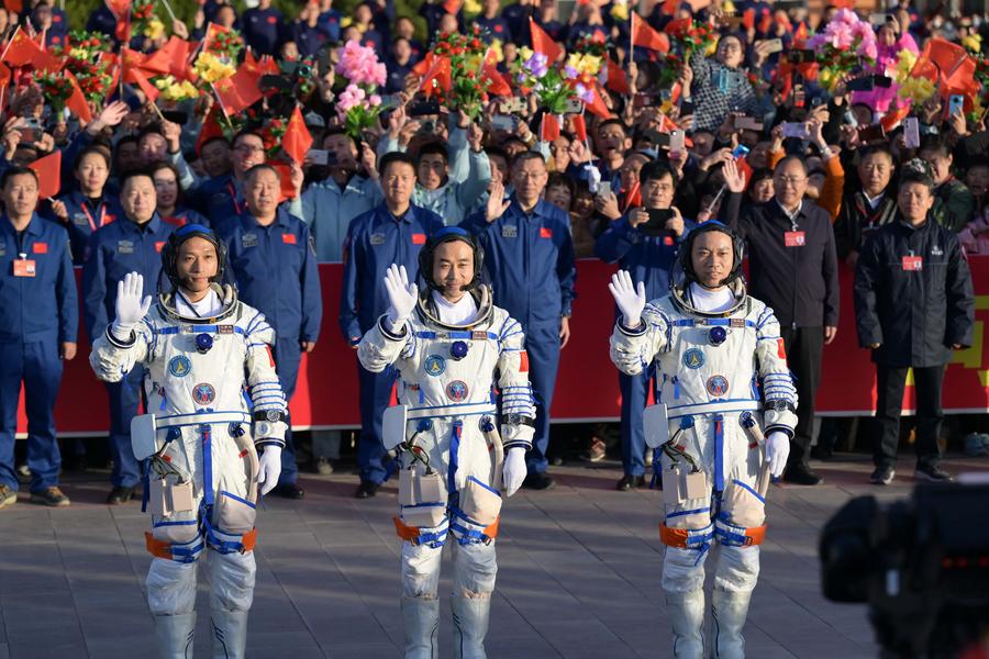 Los astronautas chinos Tang Hongbo (derecha), Tang Shengjie (centro) y Jiang Xinlin, asisten a una ceremonia de despedida en el Centro de Lanzamiento de Satélites de Jiuquan, en el noroeste de China, el 26 de octubre de 2023. (Xinhua/Li Zhipeng)