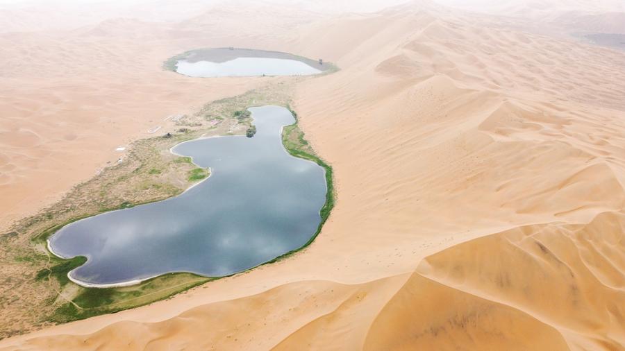 Una vista aérea del desierto Badain Jaran, en la región autónoma de Mongolia Interior, en el norte de China, el 13 de julio de 2022. (Xinhua/Bei He)