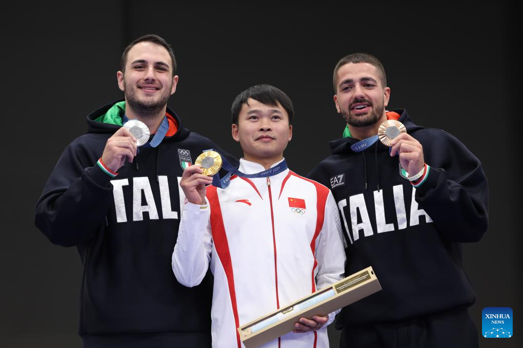 CHATEAUROUX, 28 julio, 2024 (Xinhua) -- El medallista de oro Xie Yu (c) de China, el medallista de plata Federico Nilo Maldini (i) de Italia, y el medallista de bronce Paolo Monna de Italia posan para fotografías durante la ceremonia de premiación al término de la final de 10m pistola de aire comprimido masculino de tiro en los Juegos Olímpicos de París 2024, en Chateauroux, Francia, el 28 de julio de 2024. (Xinhua/Zhao Dingzhe)