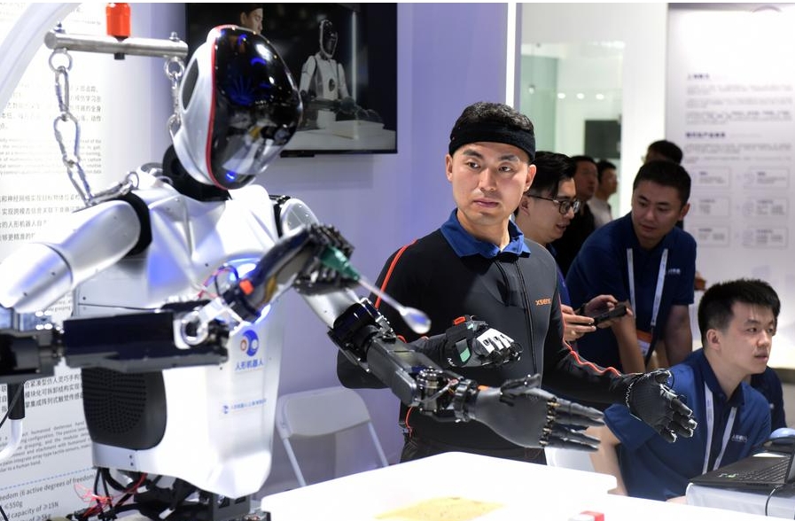 Un empleado hace una demostración con un robot controlado por gestos, durante la Conferencia Mundial de Inteligencia Artificial 2024, en Shanghai, este de China, el 4 de julio de 2024. (Xinhua/Huang Xiaoyong)