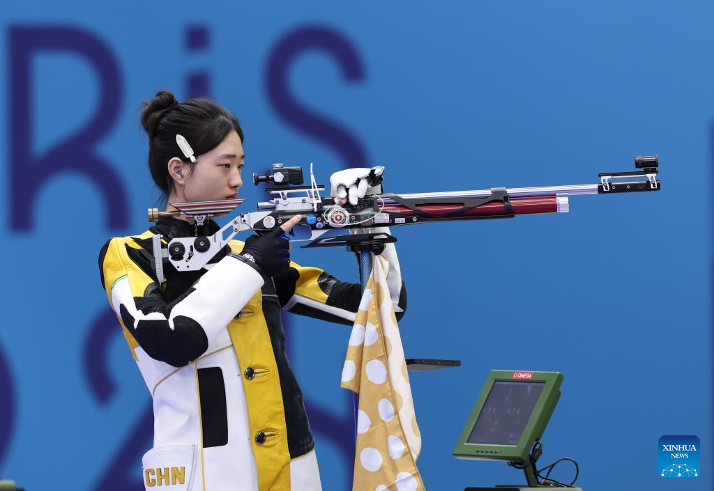 CHATEAUROUX, 29 julio, 2024 (Xinhua) -- Huang Yuting de China compite durante la final de 10m rifle de aire comprimido femenino de tiro en los Juegos Olímpicos de París 2024, en Chateauroux, Francia, el 29 de julio de 2024. (Xinhua/Zhang Fan)