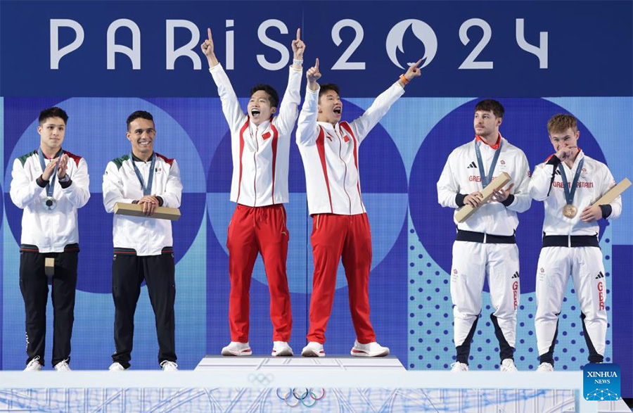 Chinos Wang y Long ganan oro en salto sincronizado de trampolín 3m masculino en Juegos Olímpicos de París