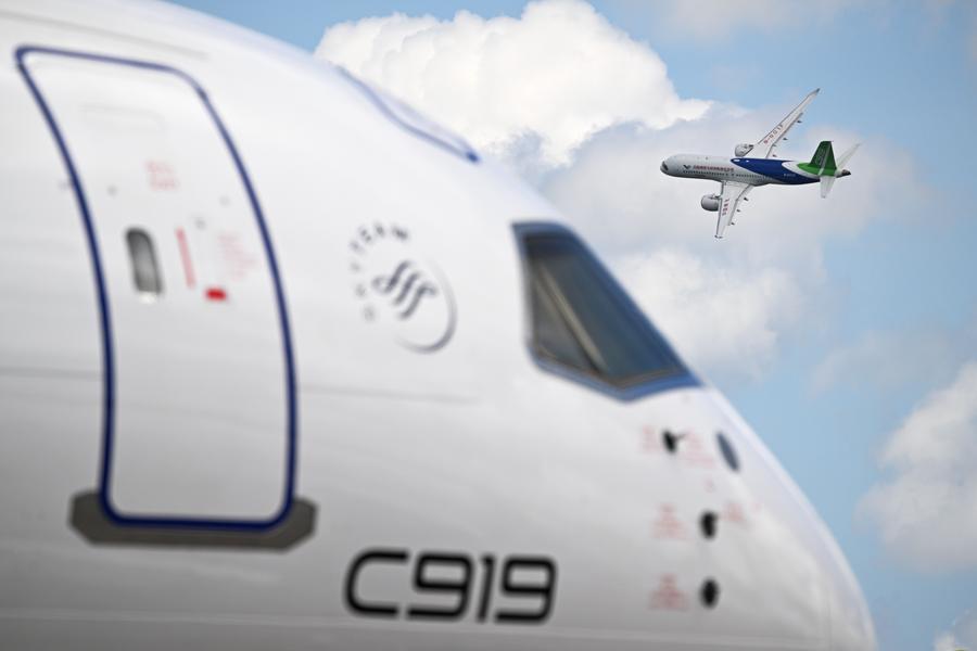 Un avión de pasajeros chino C919 realiza un vuelo de demostración en la Exposición Aérea de Singapur, el 20 de febrero de 2024. (Xinhua/Then Chih Wey)